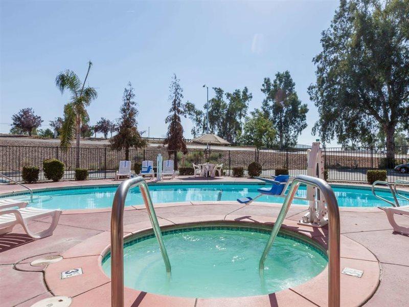 Howard Johnson By Wyndham Bakersfield Exterior foto